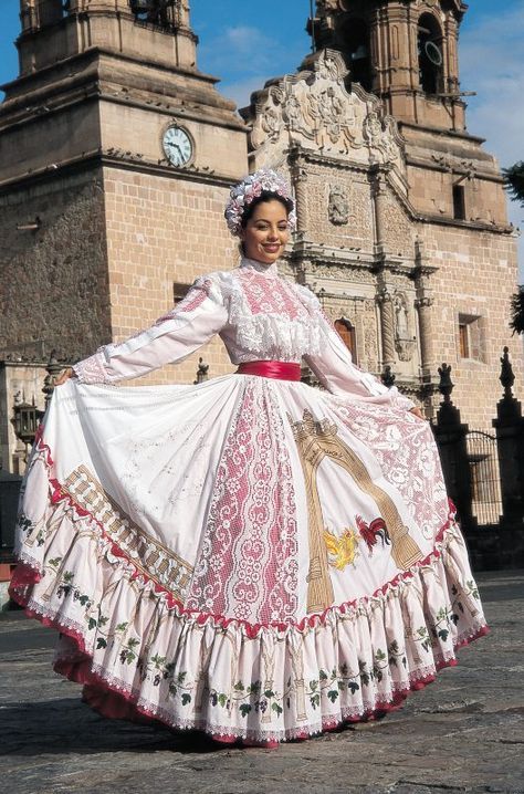 Traje típico del estado de Aguascalientes. Mexico Traditional Dress, Mexican Traditional Clothing, Mexico Traditional, Folklorico Dresses, Mexico Dress, Mexican Skirts, Traditional Mexican Dress, Ballet Folklorico, Mexican Fashion