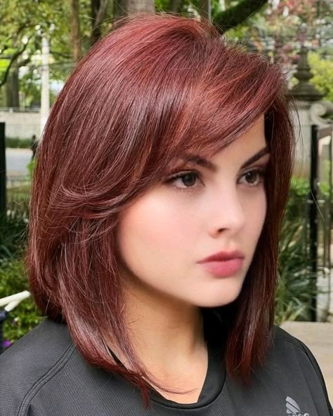 Hairstyles With Feathered Bangs, Cute Hair Colors For Short Hair, Corte Bob Corto Cara Redonda, Long Layered Bob Hairstyles, Corte Long Bob, Mahogany Hair, Hair Color Mahogany, Long Layered Bob, Side Bangs Hairstyles