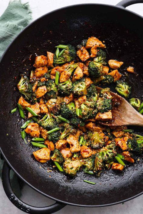 Chinese Chicken And Broccoli, Chicken And Broccoli Stir Fry, Broccoli Dishes, The Recipe Critic, Chinese Cooking Recipes, Recipe Critic, Broccoli Recipe, Broccoli Stir Fry, Chicken And Broccoli