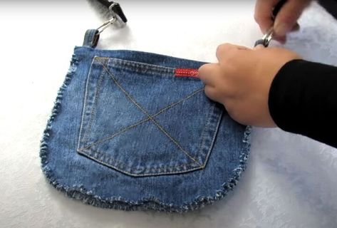 Diy Jean Purse, Diy Denim Purse, Jeans Bag Diy, Diy Jean Bag, Crossbody Bag Diy, Diy Bags Jeans, Bag From Old Jeans, Fun Denim, Blue Jean Purses