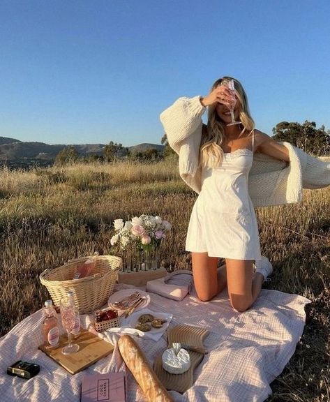 Comfy Picnic Outfit, Insta Photo Ideas Picnic, Picnic Aesthetic Cottagecore, Spring Picnic Aesthetic Friends, Picnic Aesthetic Poses, Flower Picnic Photoshoot, Soft Spring Aesthetic Outfits, Picnic Poses Photo Ideas, Spring Cottagecore Outfits