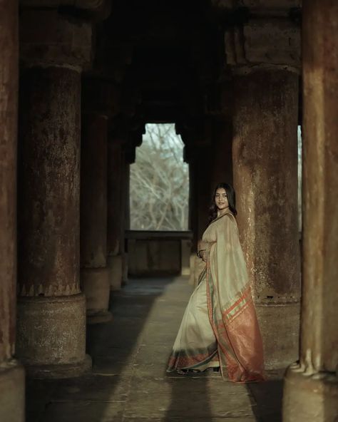 Jara देखो sajan.......🌼🌼💮 . Clicks with shades 📸📸⚡ . Inframe : - @urru57216 . Captured by : -@kapoor_productions @framesbymanish_ . Clicked on : - @sonyalphain . #asthetic #photoshoot #vintagevibes #retro #oldsongs #gwalior #gwaliorfort #gwaliorcityvibes #fyp Saree Poses In Temple, Photoshoot In Temple, Temple Photoshoot, Cosmo Photoshoot, Temple Shoot, Saree Diwali, Aesthetic Saree, Saree Pose, Lotus Temple