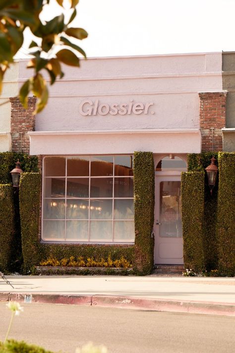 Glossier Store Opens on Melrose Place in L.A. | Hollywood Reporter Glossier La Store, Glossier Pop Up, Korean Shop, Aesthetic Stores, Melrose Place, Los Angeles Shopping, Glossy Makeup, Store Interiors, Wolfram