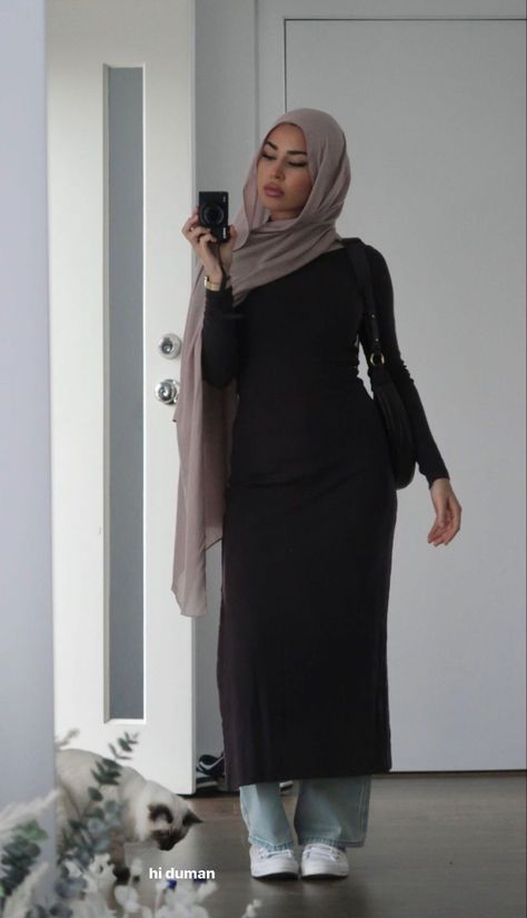 Modest Hot Day Outfit, Long Shirt Hijab Outfit, Hijabi Dresses Aesthetic, Hijabi Black Dress Outfit, Aesthetic Hijabi Dresses, Hijabi Knit Dress, All Black Hijabi Outfits, Black Long Modest Abaya, Stile Hijab