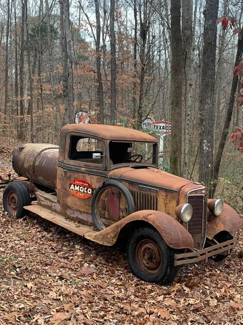 Barn Finds Classic Cars, International Pickup Truck, Batteries Diy, Rusty Cars, Vw Vintage, Old Pickup Trucks, Antique Trucks, Classic Cars Trucks Hot Rods, Old Classic Cars