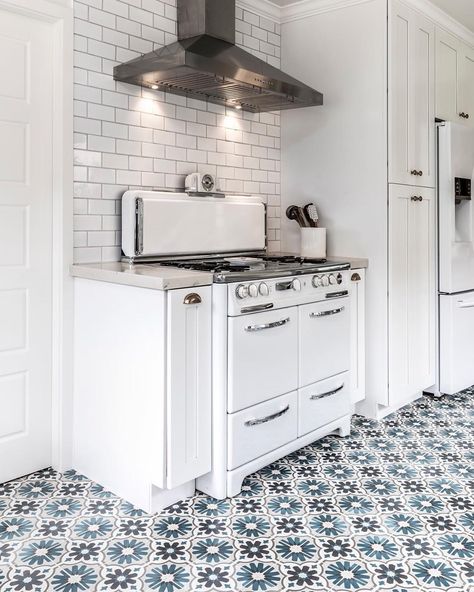 Model Kitchen Design, Stove Kitchen, Vintage Stoves, Kitchen Storage Boxes, Build A Closet, Cement Tiles, Kitchen Models, Farmhouse Dining Room, Room Remodeling