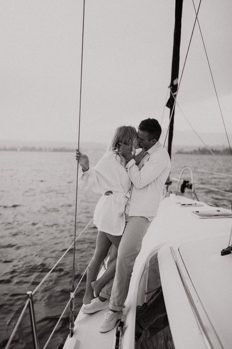 Sunset Boat Proposal, Proposal On Boat, Sail Boat Engagement Session, Sailboat Engagement Pictures, Cruise Proposal, Couple On A Boat, Beautiful Proposals, Yacht Photoshoot, Boat Engagement Photos