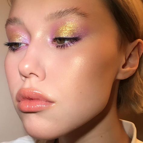 Image may contain: one or more people and closeup Pink Metallic Eye Makeup, Peach Glam Makeup, Peach Makeup Aesthetic, Peach Glitter Eye Makeup, Glowy Skin Makeup, Editorial Gold Makeup, Gold Eyeshadow Looks, Gold Glitter Makeup, Shimmery Makeup