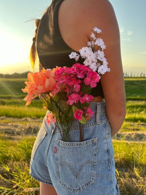 Flower Instagram Picture Ideas, Floral Summer Photoshoot, Sunset Pictures Outfits, Pictures To Take With Flowers, Insta Pics With Flowers, Instagram Spring Pictures, Jean Shorts Senior Pictures, Flower Insta Pics, Flower Instagram Pictures