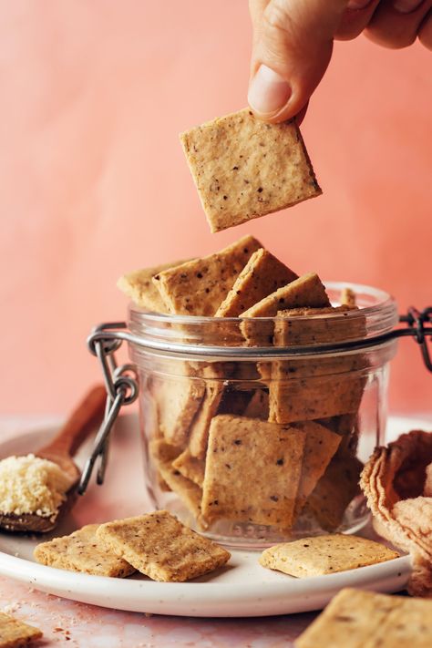 1-bowl almond flour crackers that are nutty, salty, crisp, and super snack-able. Vegan, gluten-free, grain-free, and just 7 ingredients required! #minimalistbaker #crackers #grainfree #snacks Almond Flour Crackers, Crushed Candy Cane, Make Almond Flour, Crispy Crackers, Super Snacks, Homemade Crackers, Minimalist Baker, Lunch Box Snacks, Peppermint Cookies