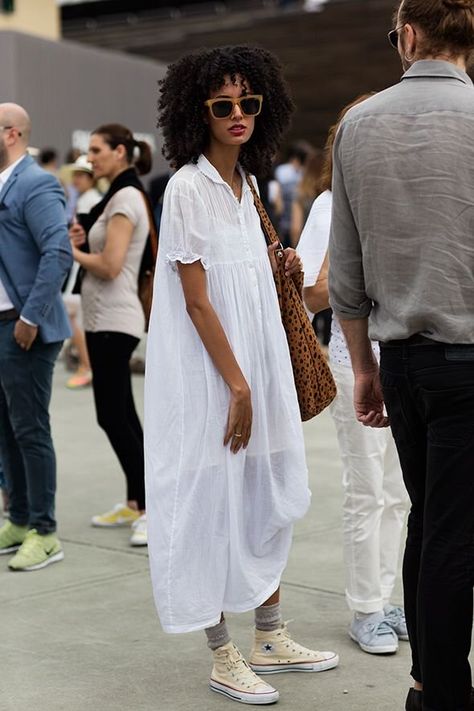 Vestido branco. Chuck Taylor Outfit, Moda Over 40, The Sartorialist, Minimalist Street Style, Blogger Street Style, Looks Street Style, White Dress Summer, 가을 패션, Looks Style