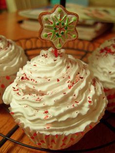 Faux cupcake tutorial using plaster of paris Controlling Mother, Food Props Diy, Paris Desserts, Peppermint Whipped Cream, Devils Food Cupcakes, Faux Cupcakes, Cupcake Papers, Paris Crafts, Make Cupcakes