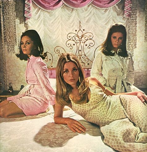 valley of the dolls Barbara Parkinson, Sharon tate, patti duke 60s Gogo, 60s Aesthetic, Patty Duke, Three Women, I Love Cinema, Sharon Tate, Fake Hair, Valley Of The Dolls, Film Inspiration