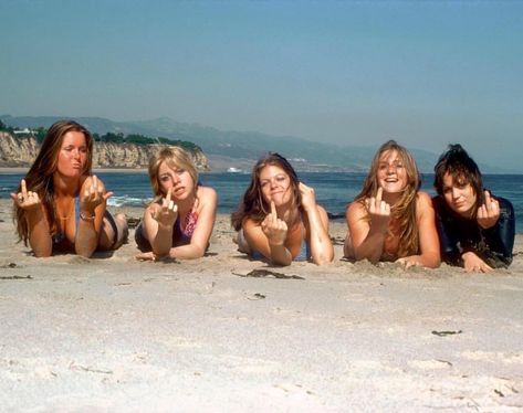 The Runaways posing on a beach in 1976. Photo by Michael Ochs. Sandy West, Joan Jett The Runaways, Cherie Currie, Sweat Lodge, Johnny Rotten, Lita Ford, The Runaways, Riot Grrrl, Joan Jett