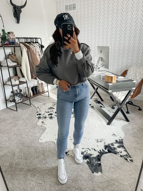 Outfits To Go With Platform Converse, Jeans And Converse Outfit Fall, Converse Chucks Outfit Women, White High Top Converse Outfit Fall, White Platform Converse Outfit Fall, Khaki Converse Outfit, Layered Fall Outfits Casual, Platform Converse Outfit Winter, Platform Converse Outfit Fall