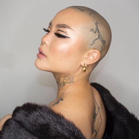 Those details tho 🤤 @meicrosoft looking like art in our #DiamondGlowPowder ‘Conceited’ ✨ #ArtistCouture #Regram via @Bvm8WeAF4jE Spider Lashes, Good Jawline, Mini Tutorial, Bald Women, Crew Cuts, Yellow Eyes, The Glow, Behind Ear Tattoo, Makeup Inspo