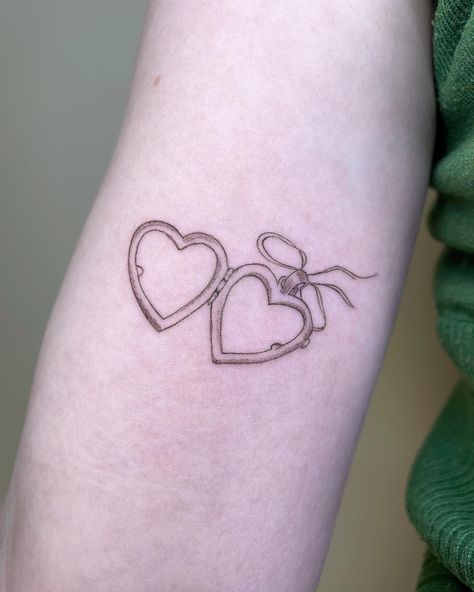 Heart With Words Tattoo, Heart Locket Tattoo Design, Cover Tattoo Ideas, Cute Heart Tattoos, Small Cover Up Tattoo, Heart Locket Tattoo, Tattoo Stockholm, Locket Tattoos, Tiny Tats