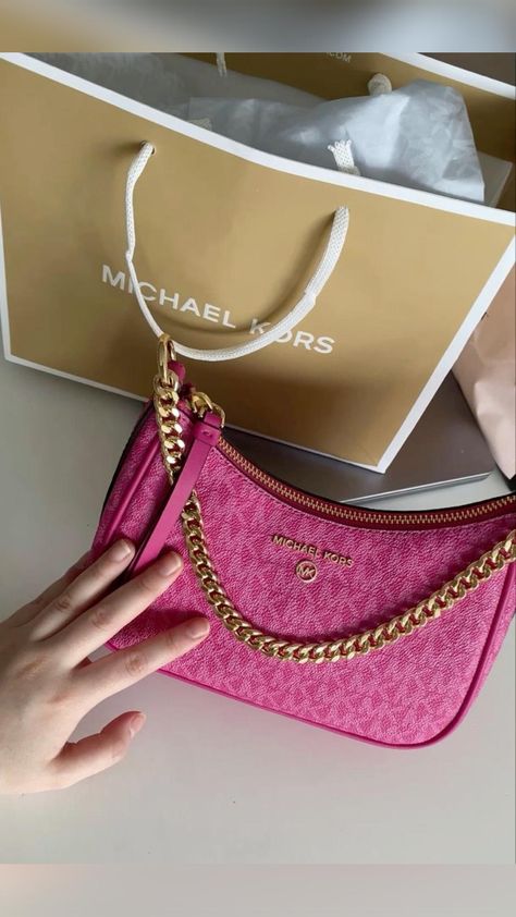 Sac Michael Kors, Trendy Purses, Luxury Bags Collection, Handbag Essentials, Pastel Outfit, Girly Bags, Couture Handbags, Luxury Purses, Fancy Bags