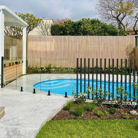 Perth Landscape Design on Instagram: "The curved fence is bringing some extra character to this character home. . . . #landscape #perth #outdoors #design #landscapedesign #architecture #pool #instagood #luxury #perthsesigner #pooldesign" Modern Pool Fence Ideas, Pool Barrier Ideas, Australian Pool Landscaping, Pool Outdoor Living, Minimal Pool Landscaping, Black Pool Fencing, Wooden Pool Fence, Curved Pool, Coastal Fence