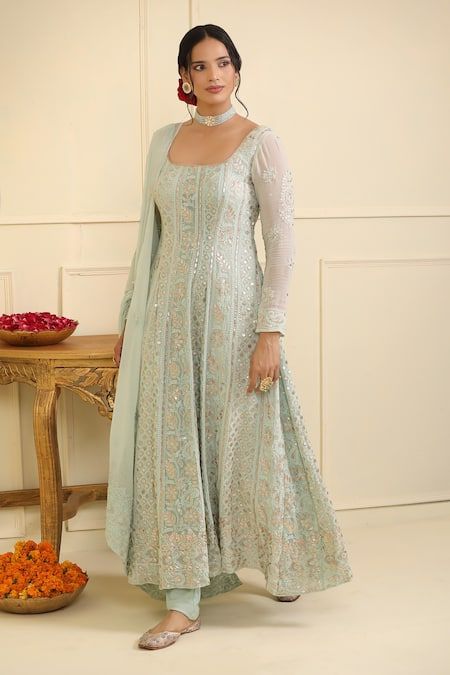 Square Neck Anarkali, Anarkali Kurti Design, Suit Designs Indian Style, Suits For Women Indian, Anarkali Designs, Embroidery Square, Designer Anarkali Dresses, Long Frock Designs, Trendy Outfits Indian