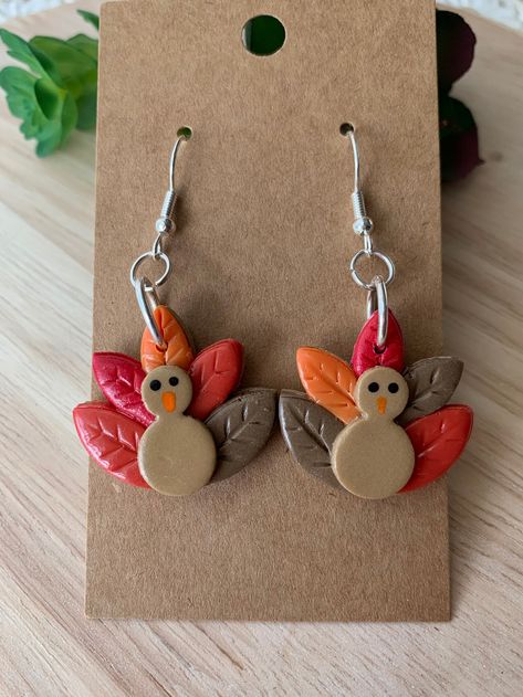 "These turkey dangles are the perfect addition to your Thanksgiving outfit! They are very lightweight & measure 1.75\" from the top of your ear to the bottom of the turkey.  Choose your color preference for the tail and indicate whether you would like a textured pattern on the tail feathers." Turkey Polymer Clay Earrings, Clay Thanksgiving Earrings, Turkey Clay Earrings, Thanksgiving Clay Earrings, Polymer Clay Projects Diy, Turkey Earrings, Thanksgiving Earrings, Earring Clay, Xmas Earrings