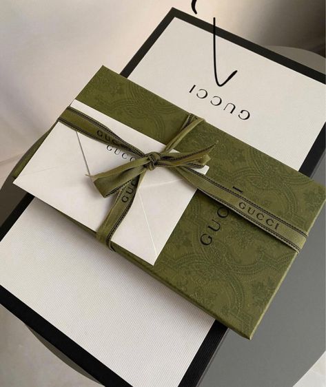 Gucci Packaging, Gucci Branding, Gucci Aesthetic, Jewelry Packaging Design, Luxury Packaging Design, Hanoverian, Aesthetic Gift, Green Gift, Rich Girl Aesthetic