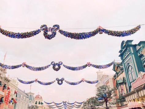 2023 Aesthetic Wallpaper, Disneyland Paris Christmas, Paris Christmas, Disney Marathon, 2023 Aesthetic, Disney World Christmas, Disney Christmas, Disneyland Paris, Magical Places