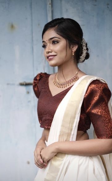 Kerala Dhavani Blouse Design, Onam Outfits Ideas College, Half Saree Kerala Style, Madhuramveppu Dress, Kerala Half Saree Designs, Onam Saree Kerala, Kerala Half Saree, Kerala Outfits, Trendy Blouse Patterns