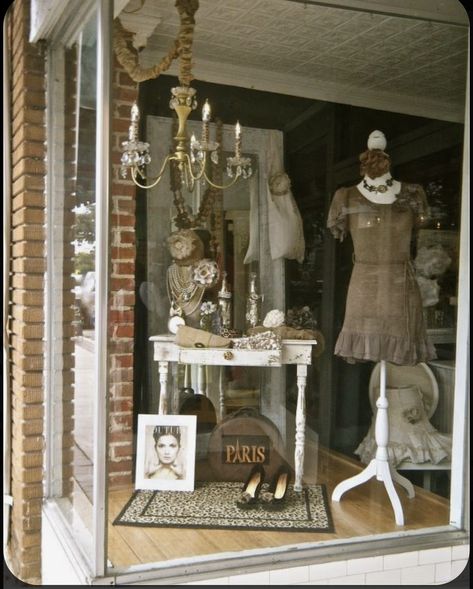 Thrift Shop Window Display, Simple Window Display, Mannequin Display Ideas Boutiques, Decorated Windows, Furniture Store Display, Boutique Window Displays, Boutique Store Front, Store Front Windows, Decoration Vitrine