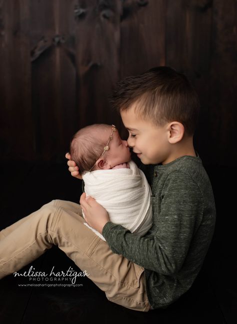 Newborn Sibling Pictures, Sibling Photography Newborn, Newborn Family Pictures, Newborn Sibling, Baby Boy Newborn Pictures, Baby Boy Newborn Photography, Newborn Photography Boy, Newborn Family Photography, Newborn Family Photos