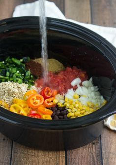 A one-dish, slow-cooker tex mex quinoa casserole. This casserole is bursting with fresh and healthy flavors with some good spice. This dish is vegetarian, but chicken, ground beef, or ground turkey can easily be added in. Tex Mex Quinoa, Mexican Crockpot, Slow Cooker Quinoa, Quinoa Casserole, Diet Vegetarian, Snacks Für Party, Crock Pot Cooking, Quinoa Recipes, Enchilada Sauce