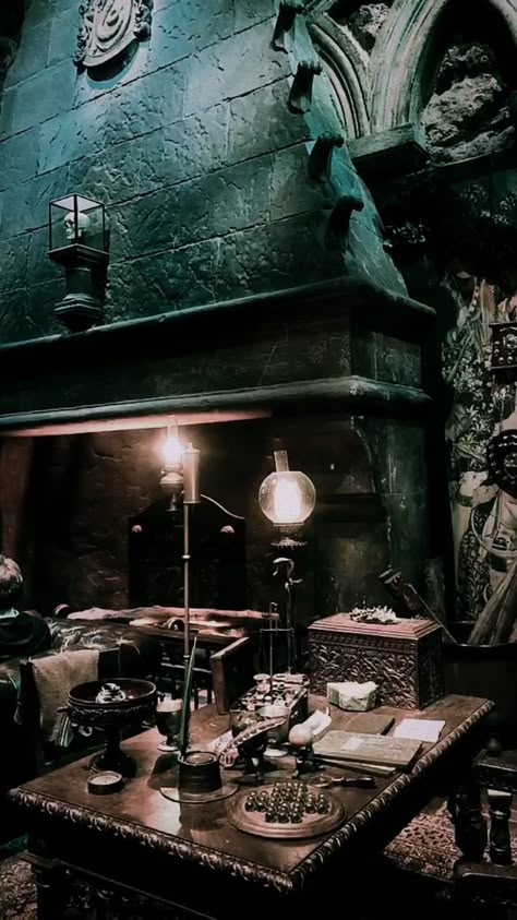 Slytherin House Common Room, Slytherin Common Room Aesthetic, Slytherin Study Aesthetic, Slytherin Common Room Entrance, Slithering Common Room, Slytherin Common Room Bedroom, Snake Room Aesthetic, Slytherin Common Room Hogwarts Legacy, Slytherin Room Aesthetic