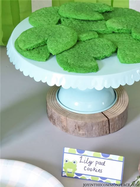 Are you hosting a kids' party soon? A frog themed birthday party is so fun to decorate for! Discover frog party food ideas, easy frog decorations, simple party favors, and where to find frog themed party supplies! Party Decorations | Kids' Birthday Party Ideas | Party Theme | Party Supplies: @papereskimotm #ad Party Printables: @mimisdollhouse #ad #frogtheme #kidsparty #birthdayparty #partydecorations Lily Pad Cookies, Pond Birthday Party, Frog Party Food, Shrek Food, Frog Themed Birthday Party, Bday Desserts, Frog Party Decorations, Royal Fiveness, Frog Party Ideas