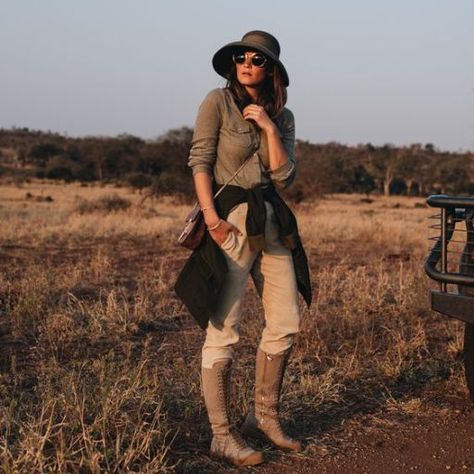 Safari Outfit Ideas, Safari Outfit Women, Game Warden, Pith Helmet, Safari Outfit, Farm Fashion, Safari Outfits, Safari Chic, Safari Hat