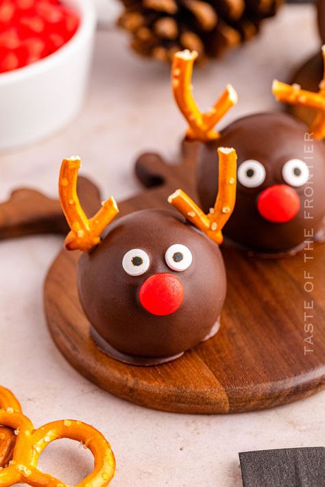 Reindeer Oreo Balls are a cute no-bake holiday treat that can be enjoyed by kids and adults alike. Fun for parties, potlucks, and more. Reindeer Oreo Truffles, Reindeer Balls Recipe, Oreo Ball Snowmen, Oreo Balls Christmas, Reindeer Snacks, Strawberry Truffle, Red Hots Candy, Vanilla Oreo, Christmas Truffles