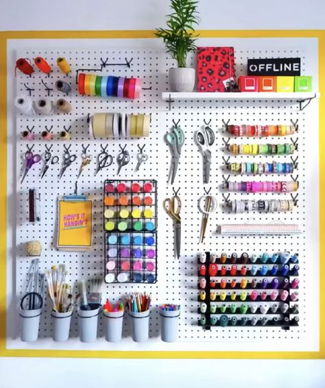 Computer Supplies Storage, Studio Seni, Pegboard Design, Pegboard Craft Room, Rangement Art, Sewing Room Inspiration, Pegboard Organization, Organisation Ideas, Art Studio Room