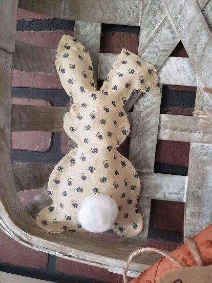 Easy no sew fabric bunny you can make with fabric scraps. Quick Easter decorating idea you can make for cheap to decorate your living room or entryway console for Easter on a budget. Easy cute Easter bunny craft DIY. Diy Easter Bunny Crafts, Stuffed Bunny Diy, Easter Place Cards, Diy Easter Bunny, Spring Candy, Bunny Diy, Fabric Bunny, Easter Bunny Treats, Rustic Paper