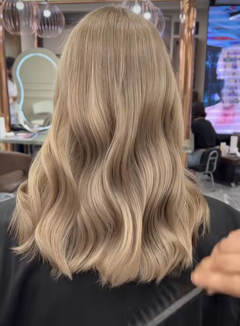 Blonde Neutral Hair, Neutral Level 8 Hair Color, Milk Beige Hair Color Short Hair, Neutral Ash Blonde Hair, Soft Dark Blonde Hair, Taylor Swift Hair 2023, Natural Blonde Hairstyles, Beige Blonde Hair Short, Bronze Creamy Blonde Hair