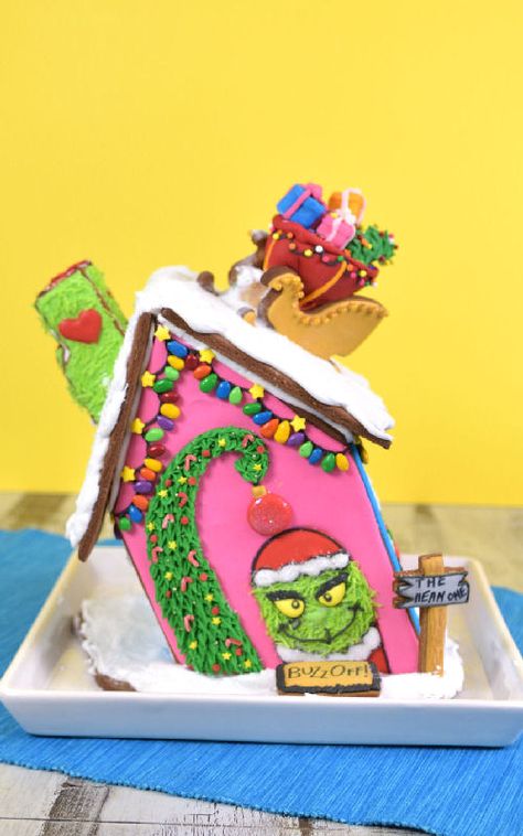 Gingerbread Grinch, Grinch Gingerbread House, Grinch House, Graham Cracker Gingerbread House, Easy Gingerbread House, Homemade Gingerbread House, Gingerbread House Ideas, Gingerbread House Recipe, Cool Gingerbread Houses