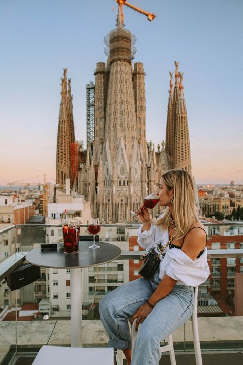 Photo ideas in Barcelona. Ayre Hotel Rosellon terrace in Barcelona. Sunset in Barcelona. Instagrammable places in Barcelona. Sagrada Familia view. Photoshoot ideas in Barcelona. Sagrada Familia Picture Ideas, Madrid Pictures Ideas Summer, Barcelona Spain Pictures, Barcelona Photoshoot Ideas, Barcelona Spain Picture Ideas, Barcelona Pics Ideas, Barcelona Inspo Pics, Sagrada Familia Photo Ideas, Barcelona Instagram Pictures