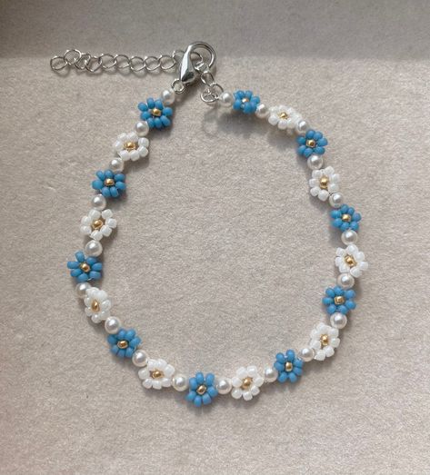 Thread Flower Bracelet, Beaded Flower Bracelet, Bracelet Aesthetic, Diy Jewelry Making Tutorials, Yarn Bracelets, Seed Bead Flowers, White And Blue Flowers, Blue Beaded Bracelets, Daisy Bracelet