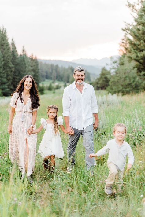 Keeley McKay Photography, stylish family vacation photography session in the mountains of Big Sky, Montana. Summer Mountain Family Photo Outfits, Stylish Family Outfits, Family Photos Mountains Summer, Lake House Family Photoshoot, Family Outfits Photoshoot, Family Photo Mountains, Spring Family Portraits, Summer Mountain Family Photos, Family Photos Mountains