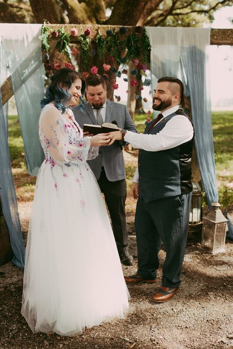 A magical DnD-themed wedding! 🌸🎲 From the bride putting on the groom's ring to their first kiss and celebrating up the aisle, these moments are pure enchantment. The floral dress, the wooden arch with blue ombré draping, and the whimsical flower backdrop add a touch of fantasy to this special day. Warhammer Wedding, Dnd Wedding Ideas, D&d Wedding, Gamer Wedding Ideas, Geek Wedding Cake, Dnd Wedding, Gamer Wedding, Dragon Wedding, Hand Fasting