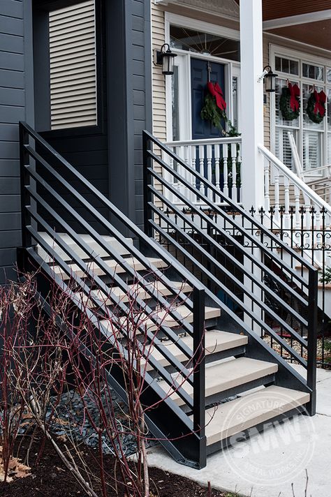 Front Porch Stairs, Exterior Stair Railing, Exterior Handrail, Iron Stairs, Modern Front Porches, درج السلم, Outside Stairs, Metal Stair Railing, Front Porch Railings