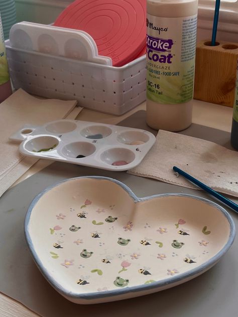 Pottery Painting Heart Dish, Jewelry Tray Clay, Pretty Ceramics, Valentines Painting, Pottery Cafe, Pottery Place, Paint Pottery, Paint Inspo, Diy Pottery Painting