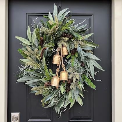 twoinspireyou - Etsy Oval Wreath, Christmas Wreath Craft, Floral Door Wreaths, Holiday Wreaths Christmas, Frosty Morning, Christmas Party Themes, Natural Wreath, Sleigh Bells, Large Wreath