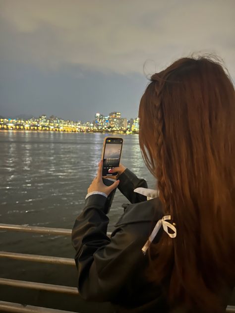 📍han river, seoul Seoul Aesthetic Outfits, Seoul Picture Ideas, Seoul Instagram Pictures, Korea Instagram Photos, Seoul Photo Ideas, Han River Aesthetic, Korea Photo Ideas, Han River Night, Korea Destination