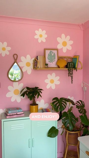 Wall Cute Painting, Pastel Room Wall Paint, Living Room Painting Designs, Painting My Room Ideas, Daisies Painted On Wall, Paint Of Wall, Painting Wall Flowers, Two Paint Colors One Wall, Flower Paint Walls