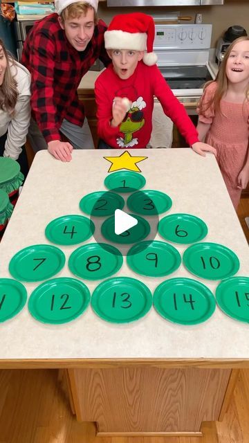 Apple Roll, Family Tiktok, Christmas Eve Games, Fun Family Christmas Games, Fun Holiday Games, Funny Christmas Games, Christmas Gift Games, Christmas Party Activities, Xmas Games