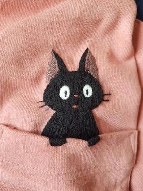 Embroidery On Backpack, Tshirt Embroidery, Embroider Ideas, Clothes Embroidery Diy, Diy Bead Embroidery, Kiki's Delivery Service, Diy Embroidery Patterns, Embroidery On Clothes, Cute Embroidery